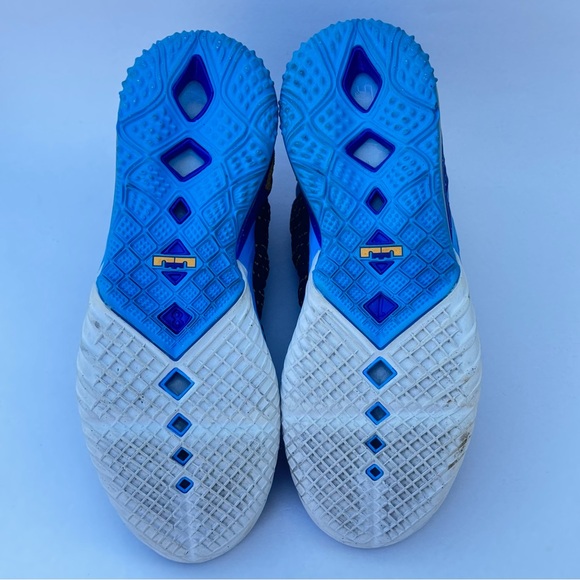 Nike Lebron James Athletic Shoes Men's 10 - Picture 10 of 13